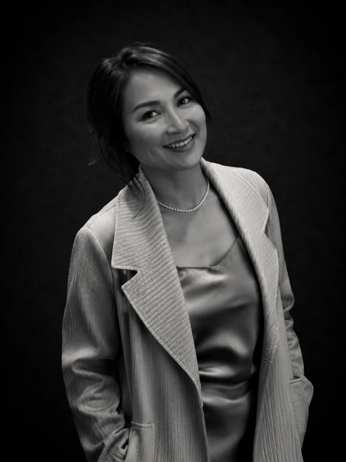 Portrait of artist Jie Xia.